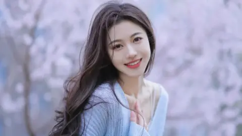 学生徒步去烈士陵园祭扫